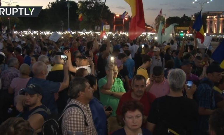 PROTESTAT ANTIQEVERITARE/ 10 mijë qytetarë u mblodhën të dielën në sheshin e Bukureshtit
