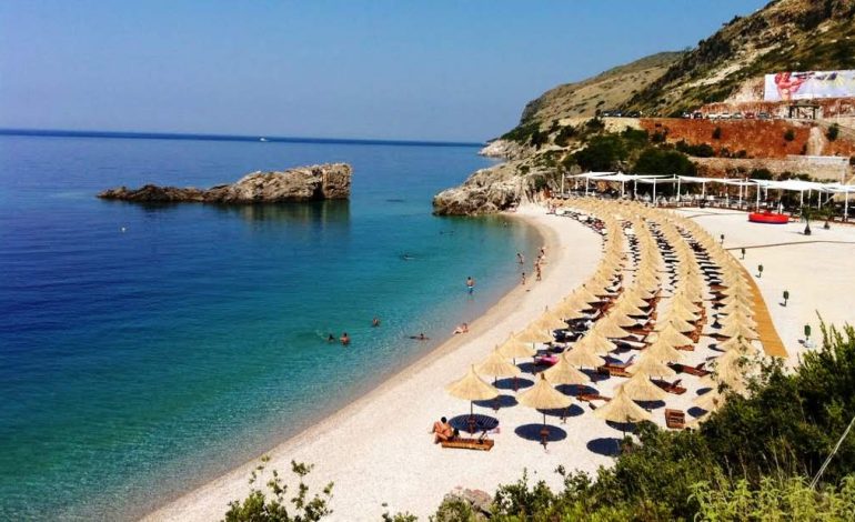 KOMENTET/ E huaja për Jalën: Falenderoni Zotin që jua “dha”, shqiptari: Unë me rrogë punëtor llaçi…