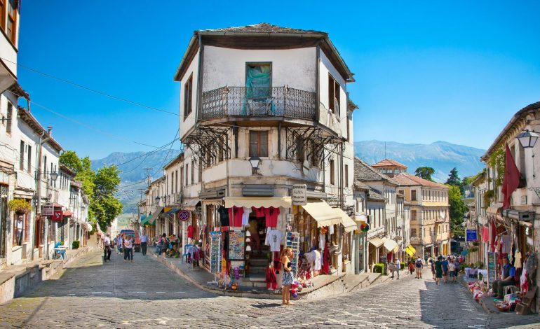 SEZONI TURISTIK/ “PostMagazine” për Gjirokastrën: Edhe pse vendlindja e ish-diktatorit, ajo është…