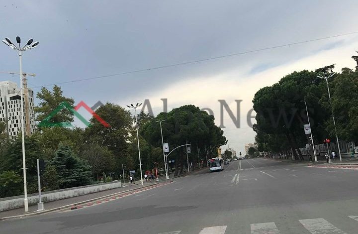 “E DIELA E PLAZHIT”/ Koha e “vrenjtur” dhe vetëtimat, nuk i ndalojnë qytetarët! Boshatisen rrugët e Tiranës (FOTO)