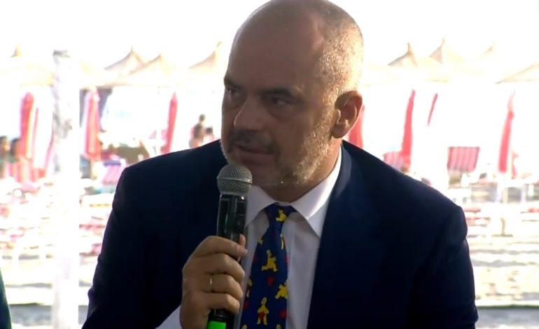 RAMA GODET SËRISH ME VESHJEN/ Kravatë me Homer Simpson që vrapon LAKURIQ!