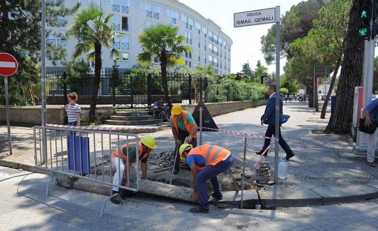 TIRANA NË SHËRBIM TË PAK/ Lehtësimi për lëvizjen e çdo qytetari. Vendosen trotuarë për personat…