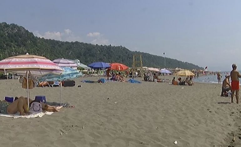 FLUKSI I PUSHUESËVE/ “Rana e Hedhun” destinacioni për qindra turistë