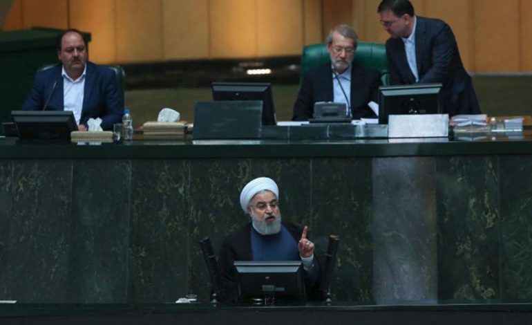 Parlamenti iranian “censuron” Rouhanin. Pragmatistët po humbasin terren