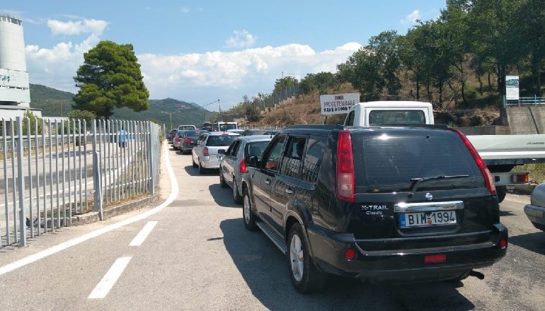 SEZONI TURISTIK/ Rradhë kilometrike në Kakavijë, shkak bëhet një…