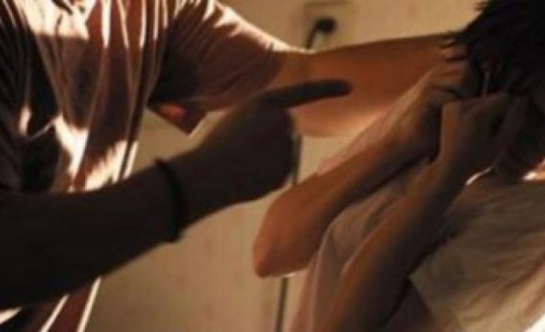 NDODH NË DURRËS/ e RRIHTE i dashuri i mamasë, 17 vjeçarja e denoncon në Polici