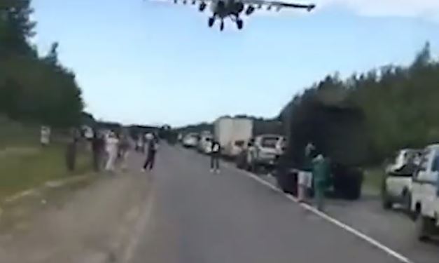 PILOTË RUS TREGOJNË AFTËSITË E TYRE/ Shikoni si i ulin avionët në autostradë (VIDEO)