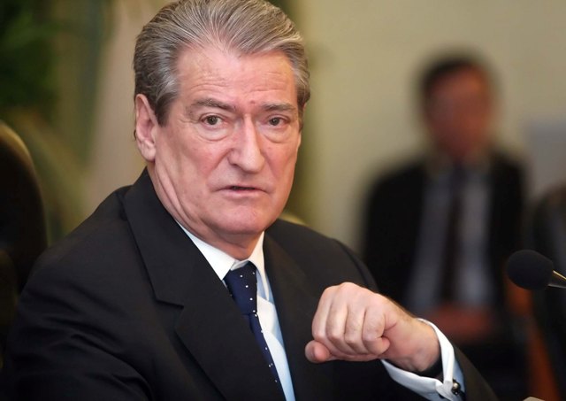 SULMI ME PLUMBA NË BANESËN E LALËS/ Komentuesit-Berishës: Ti e ke për zakon t’i gjakosësh