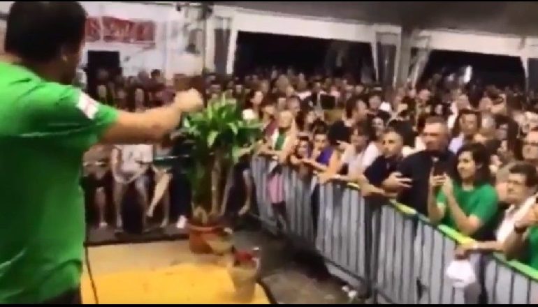 SËRISH TELASHE PËR SALVININ/ 17-vjeçarja i vërsulet: Racist, fashist (VIDEO)