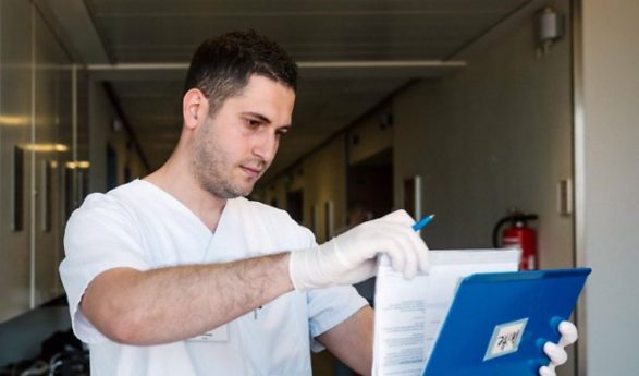 GJERMANIA KËRKON 80 MIJË INFERMIERË/ Historia e shqiptarit që u punësua në klinikën më të madhe në Berlin