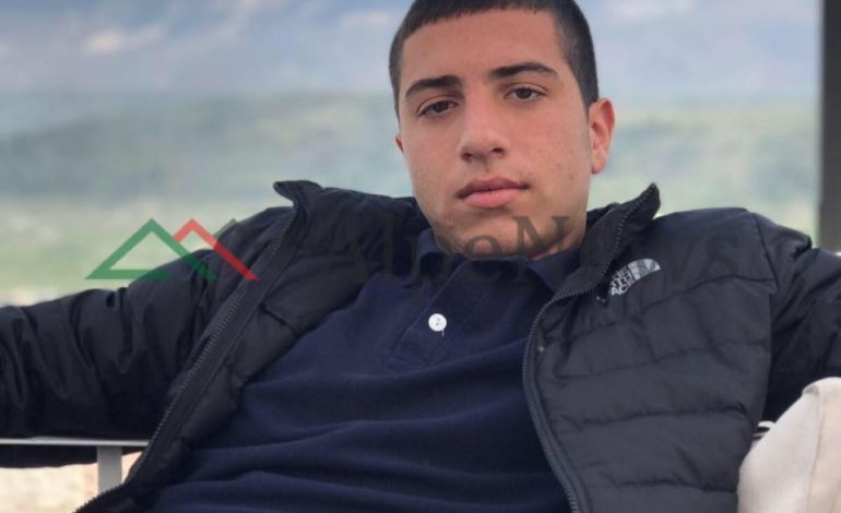 RRAHU KEQ PRONARIN E MAKINËS/ Kush është 20 vjeçari që i theu XHAMAT… (FOTO)
