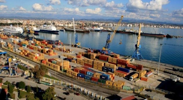 Emigrantët dynden drejt Shqipërisë Tragetet KATËR orë me vonesë në Durrës