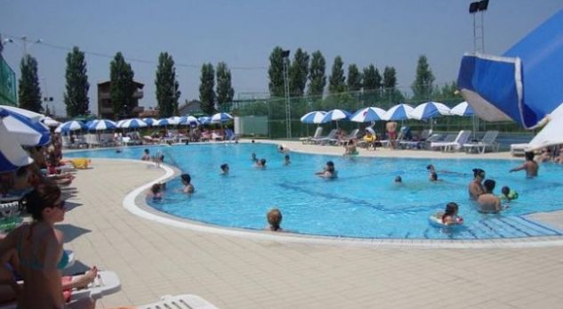 I shpëtoni vapës, por jo infeksioneve! Dermatologët apelojnë për kujdes në pishinat shqiptare