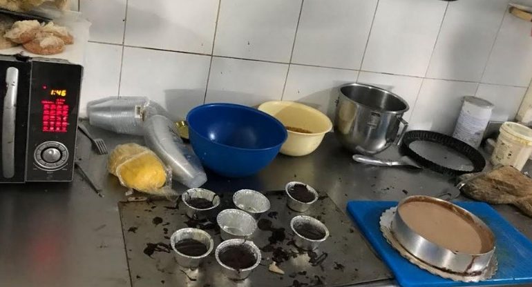 AKSIONI NDAJ USHQIMEVE/ Qumësht dhe çaj i skaduar për lokale dhe markete, bllokohet furgoni