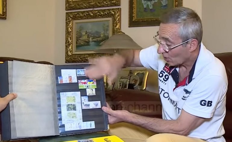 E RRALLË/ Njihuni me mekanikun shqiptar që koleksionon pullat
