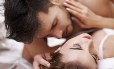 Njihuni me pesë pozicionet e seksit që femrat i urrejnë por nuk e thonë