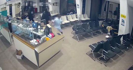 PANIK NË SPITAL/ Infermierja heroinë përballet me sulmuesin e armatosur për të shpëtuar…