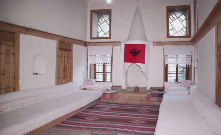 NJË DESTINACION SHUMË I PREFERUAR NGA TURISTËT/ Shtëpia trishekullore në Gjirokastër, që shërben si muze etnografik
