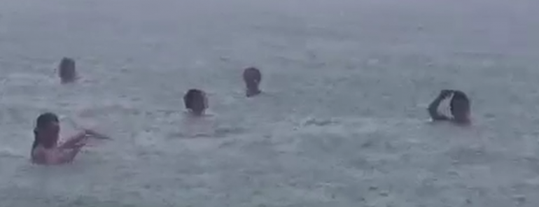 “SHI NË PLAZH”/ Reshjet nuk i trembin pushuesit e “JUGUT”, not e aventurë në det (VIDEO)
