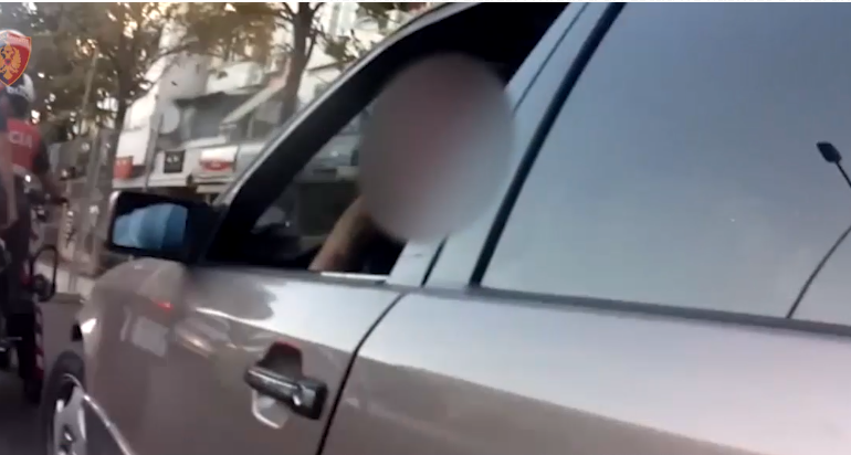 I JEP KARTËN E IDENTITETIT DHE NJË “20-tëshe”/ Shoferi i makinës ARRESTOHET për korrupsion (VIDEO)