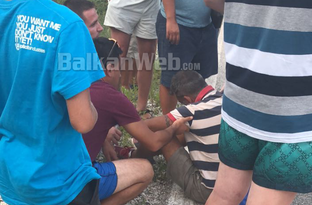 AKSIDENTI NË HIMARË/ Vonohet ambulanca. Qytetarët nxjerrin SHOFERIN e bllokuar nga makina (VIDEO)