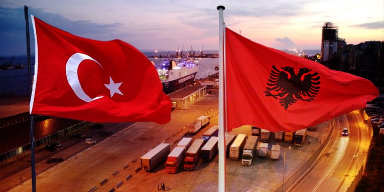 Si ndikon rënia e lirës turke në vendin tonë? Impakti i parë, në çmimin e veshjeve