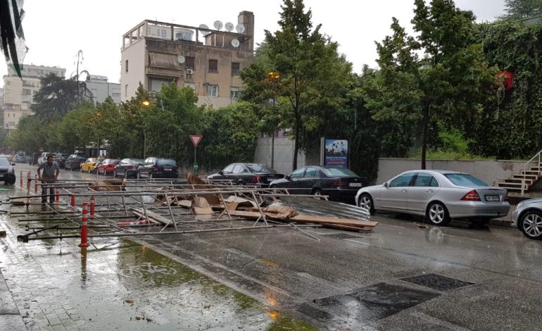 STUHIA ME ERË DHE SHI/ Shmanget TRAGJEDIA. Rrëzohet SKELA në Tiranë (FOTO)