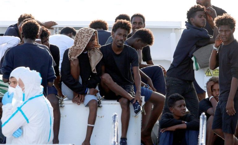 KRIZA E EMIGRANTËVE/ Italia nuk ka pranuar 150 njerëz të bllokuar në bregun…