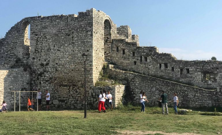 PASTRIMI I KALASË SË BERATIT: Aksion për heqjen e mbetjeve. Vullnetarë të rinj marrin pjesë në…