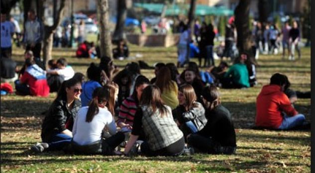 DITA NDËRKOMBËTARE E RINISË/ 70% e të rinjve shqiptarë kërkojnë të emigrojnë në…