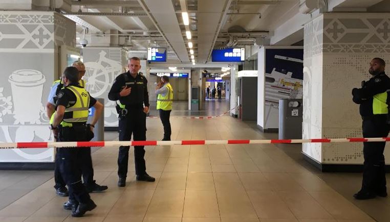 PANIK NË AMSTERDAM/ Sulmohen dy persona me thikë në stacionin hekurudhor, qëllohet autori