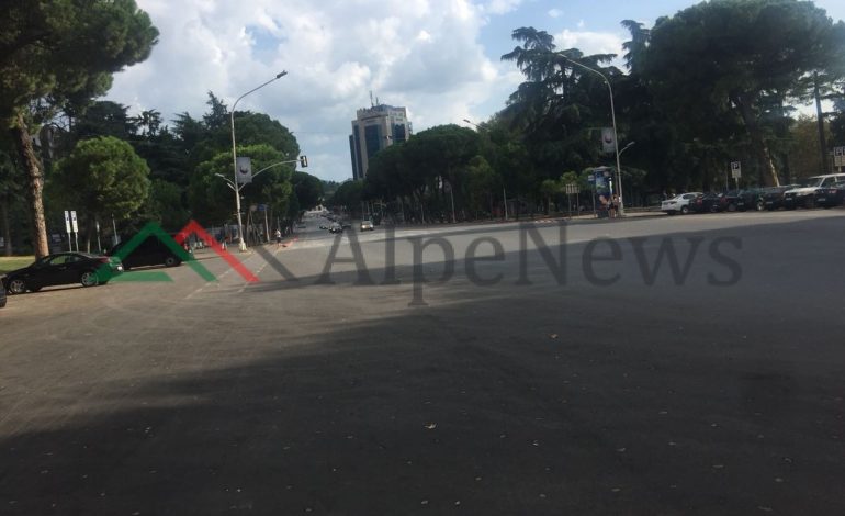 E DIELA E GJEN TIRANËN…BOSH! Moti i KEQ nuk i “ndalon” qytetarët të largohen. Edhe pas RESHJEVE… (FOTO)