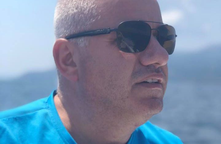 ARTAN HOXHA ME PUSHIME/ Gazetari “THUMBON” nga skafi: Po kontrolloj se ku na e çon kufirin i gjati me… (VIDEO)
