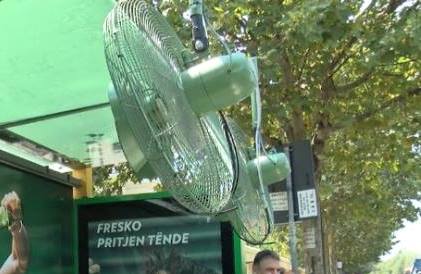 TEMPERATURAT E LARTA/ Risi e rradhës vjen nëpër stacionet e urbanëve. Për të përballuar vapën vendosen freskueset