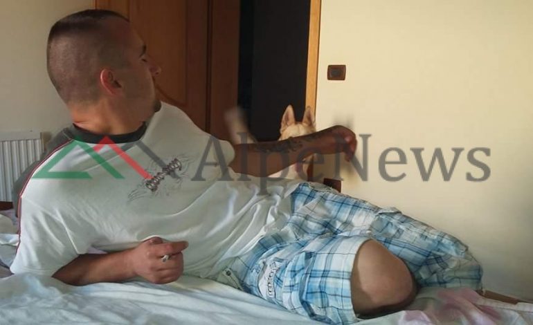 ME ARMË DHE XHIRO NË QYTET/ Kush është 31 vjeçari KORÇAR që u kap me pistoletë dhe 7… (FOTO)
