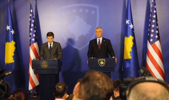 DEBATI PËR KUFIJTË/ Thaçi e Vuçiç bisedojnë me ndihmës sekretarin amerikan Mitchell