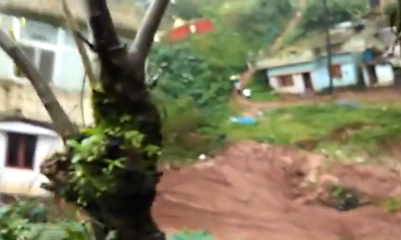 E FRIKSHME/ Shikoni si rrëshqet toka dhe merr me përpara shtëpinë (VIDEO)