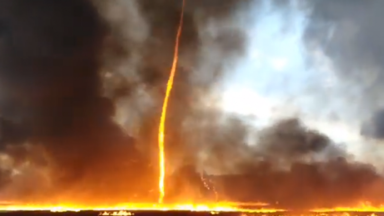 PAMJE TË JASHTËZAKONSHME/ Fenomeni i rrallë ndodh në Britani, tornado e zjarrit plot 50 metra (VIDEO)