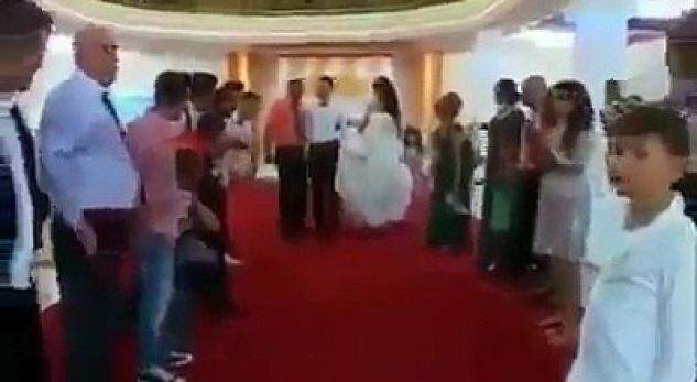 Tradita e rrahjes së dhëndrit te shqiptarët, shikoni çfarë i bëjnë (VIDEO)