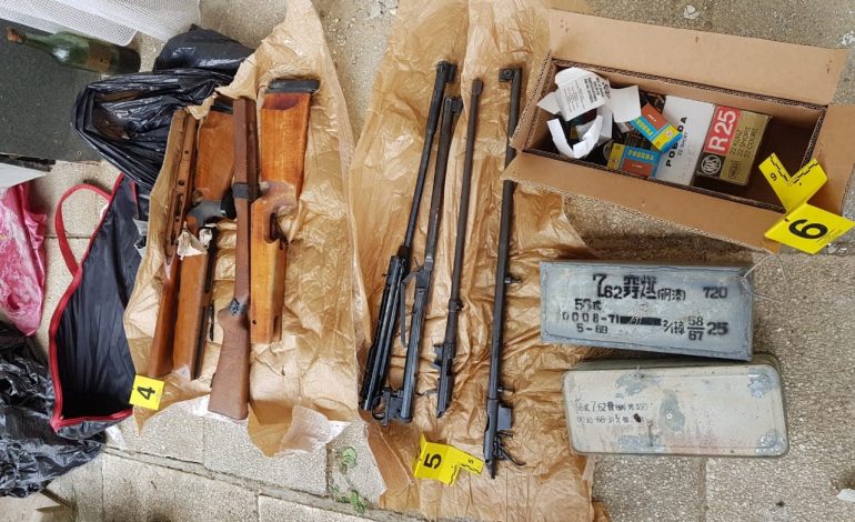 ARSENAL ARMËSH/ Si e kishte kthyer 64 vjeçari nga Tirana banesën e tij, në një bazë që i shërbente grupeve kriminale… (EMRI)