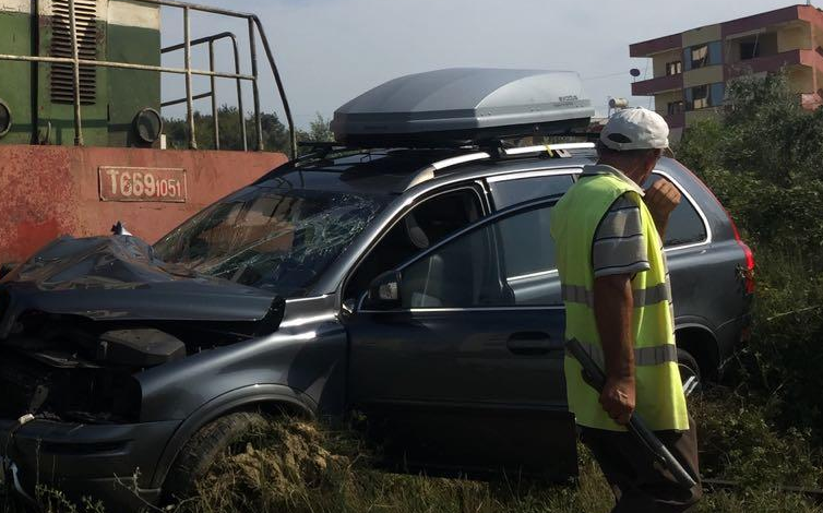TRENI U PËRPLAS ME MAKINËN/ Policia: Shoferi nuk respektoi rregullat. Ka 6 të plagosur