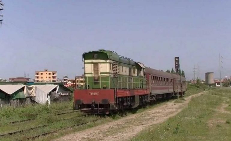 KALOI ME SHPEJTËSI TRENIN PËR TË SHPËTUAR QENIN/ FOTO: Tmerri që përjetoi kosovari në Durrës