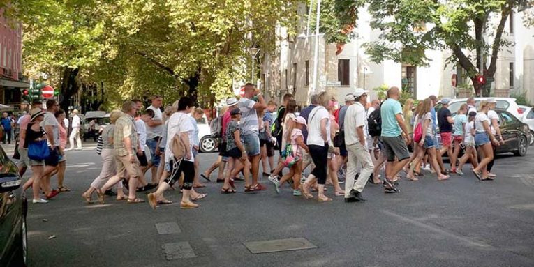 REZULTATET NGA TURIZMI: Korriku kaloi pragun e “1 milion” pasagjerëve. Muaji gusht drejt rritjes