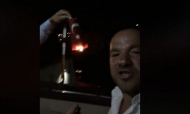 Dogjën flamurin e Turqisë, arrestohen dy persona pasi publikuan video në...