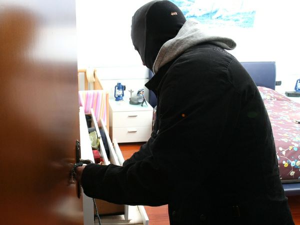 NDODH NË KAVAJË/ 2 burrave nga Tirana iu vidhet banesa. Kishin shkuar për pushime në…