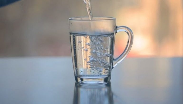 Zbuloni përfitimet në organizmin tuaj nëse konsumoni ujë të ngrohtë