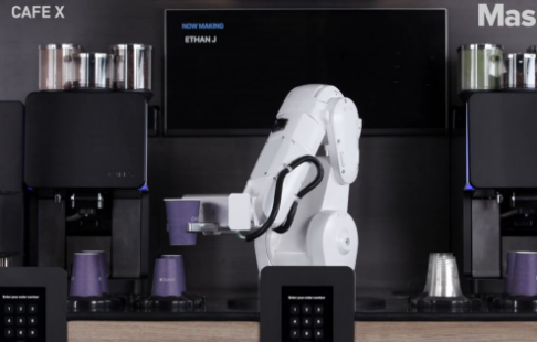 Roboti që përgatit TRE pije në 40 sekonda (VIDEO)