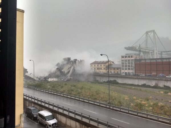 KATASTROFË NË ITALI/ Shembet ura në autostradën në Genova, një pjesë ka rënë mbi banesa