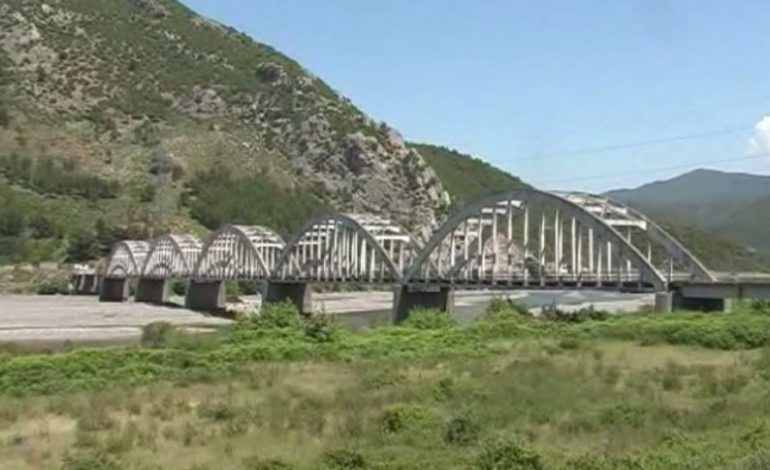 U FUT PËR TU LARË POR U MBYT NË LUMË/ Po kërkohet TRUPI i 46 vjeçarit që u hodh nga… (EMRI)