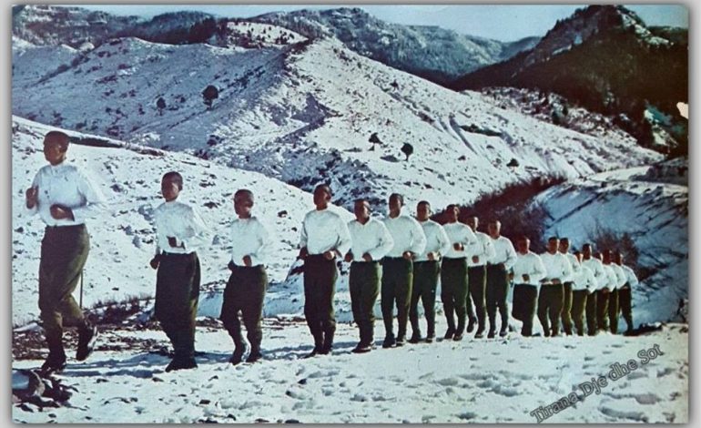 FOTO E RRALLA: Ja si dukej ushtria e Enver Hoxhës në kohën e diktaturës